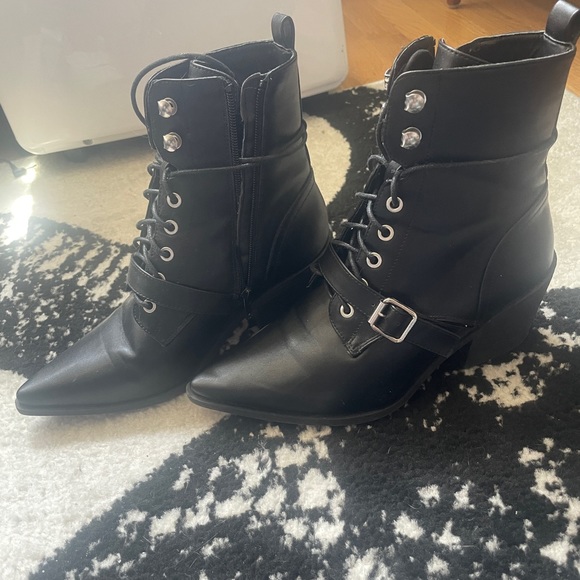 Lace up Victorian style boots - Picture 2 of 2